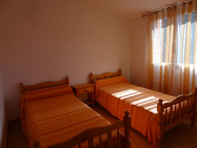 La chambre avec les deux lits