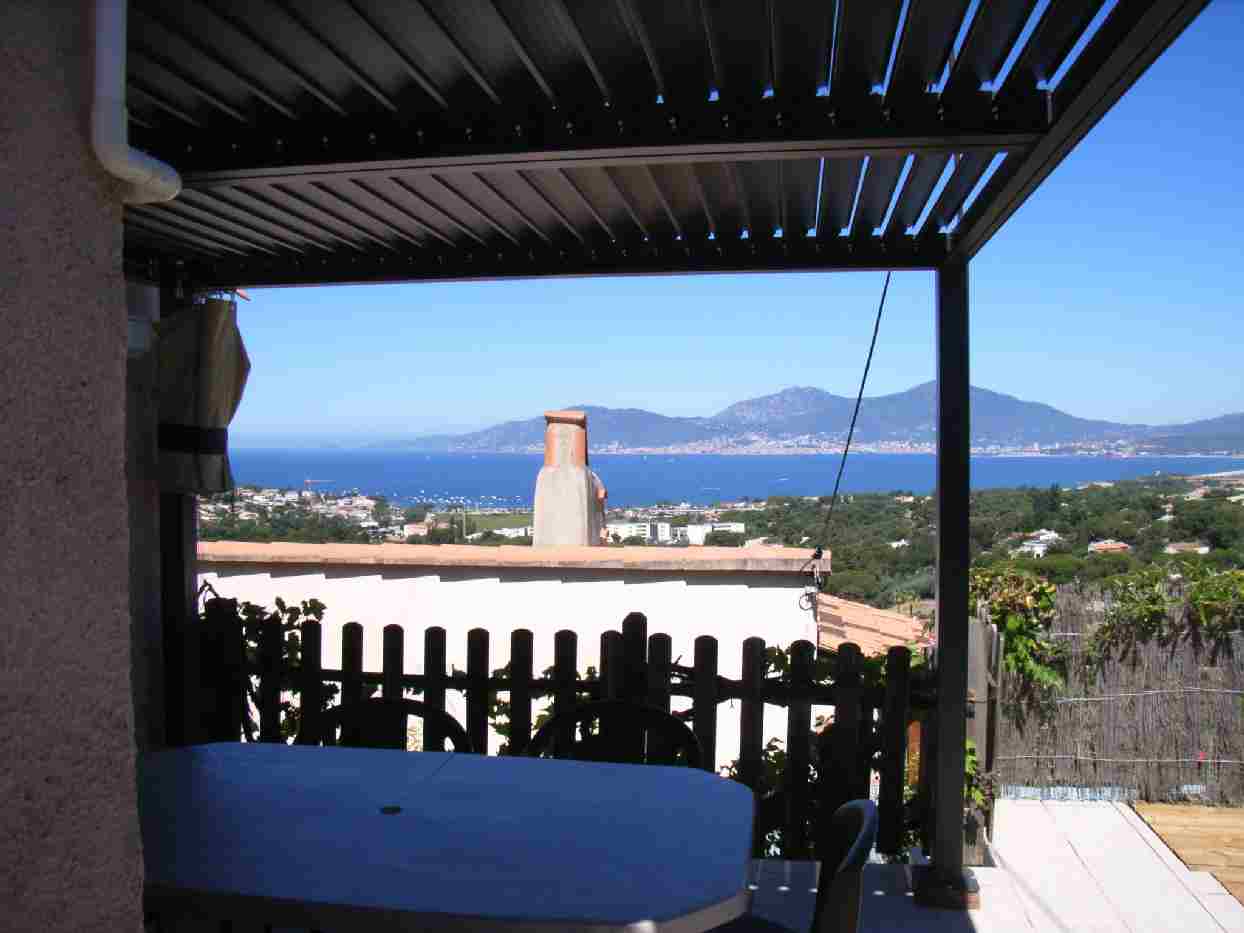 La terrasse face à la mer